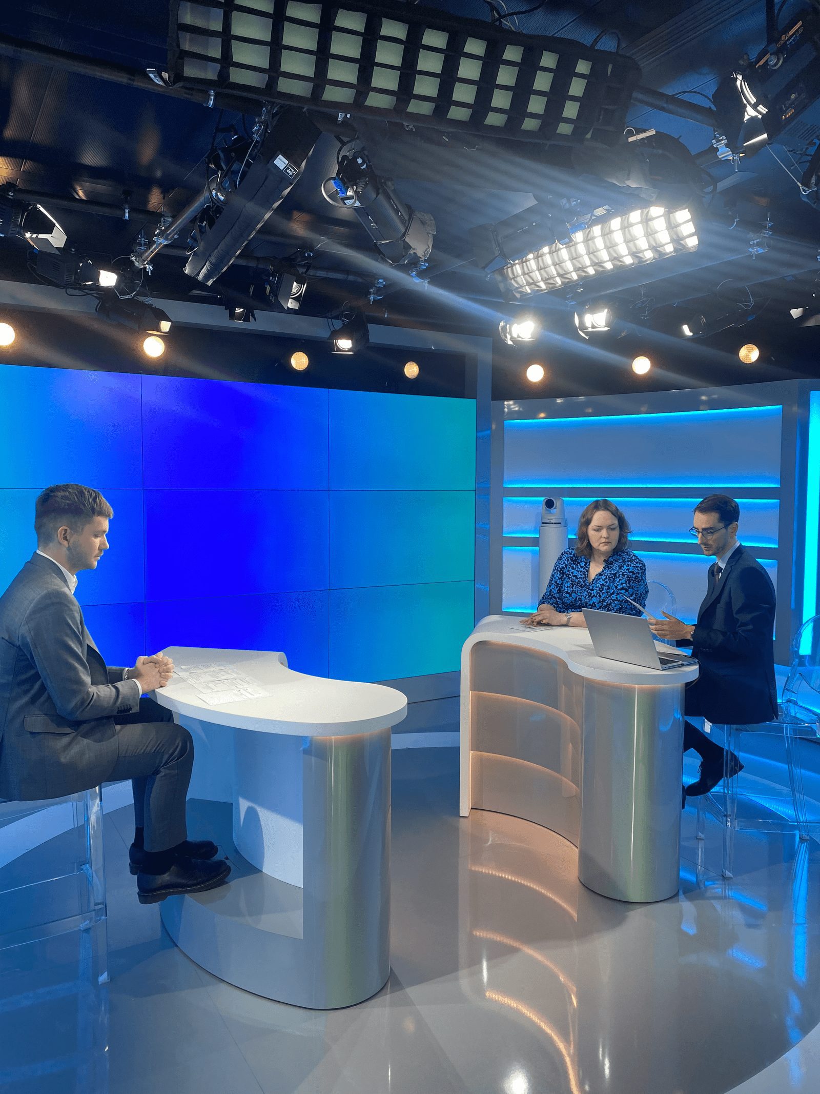 émission TV d'entreprise sur le plateau TV géré par l'agence Mirada